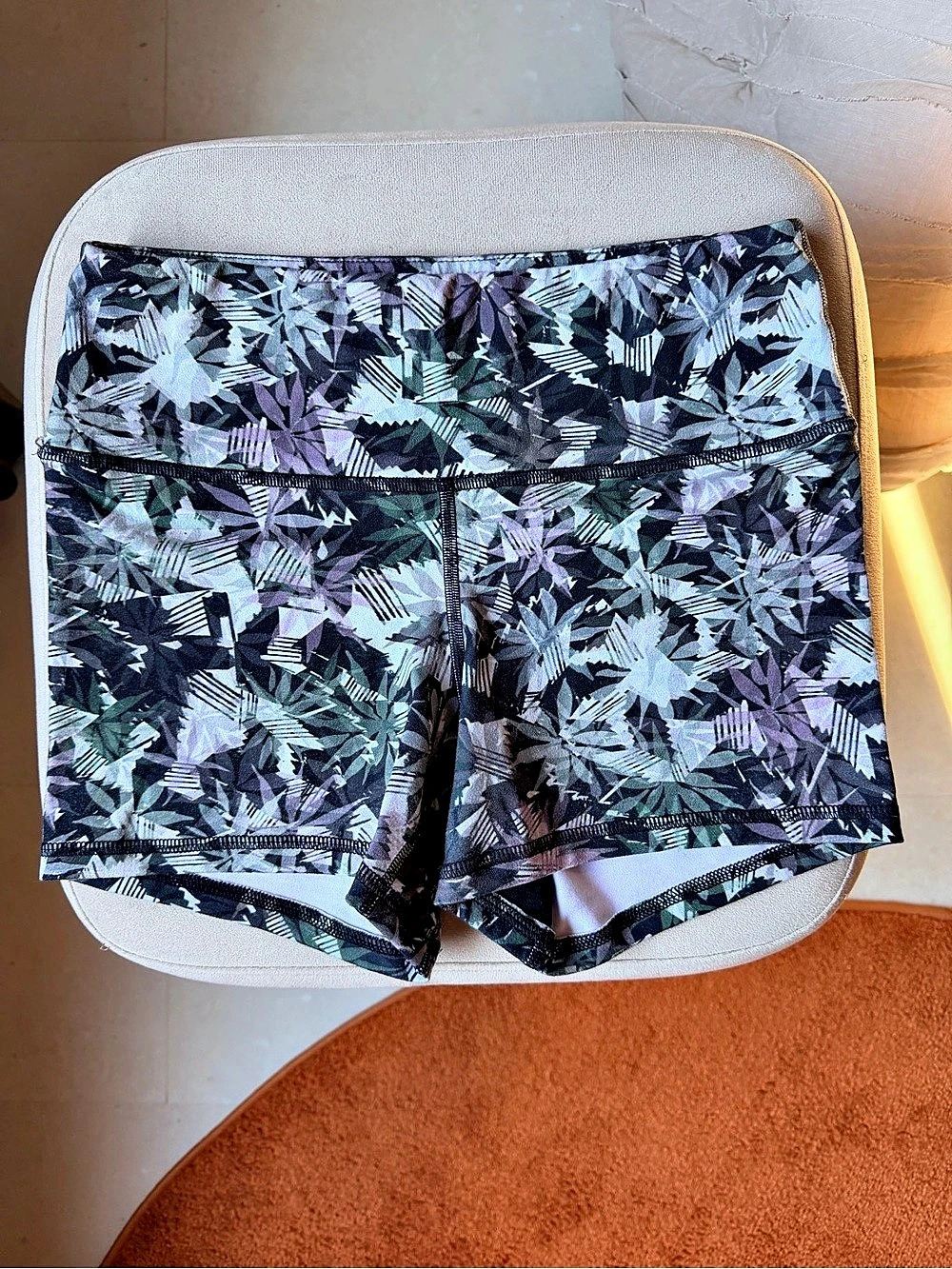 Fleo Athletic Shorts in Abstract Tropical Palm Floral Print Mid Rise Size Small